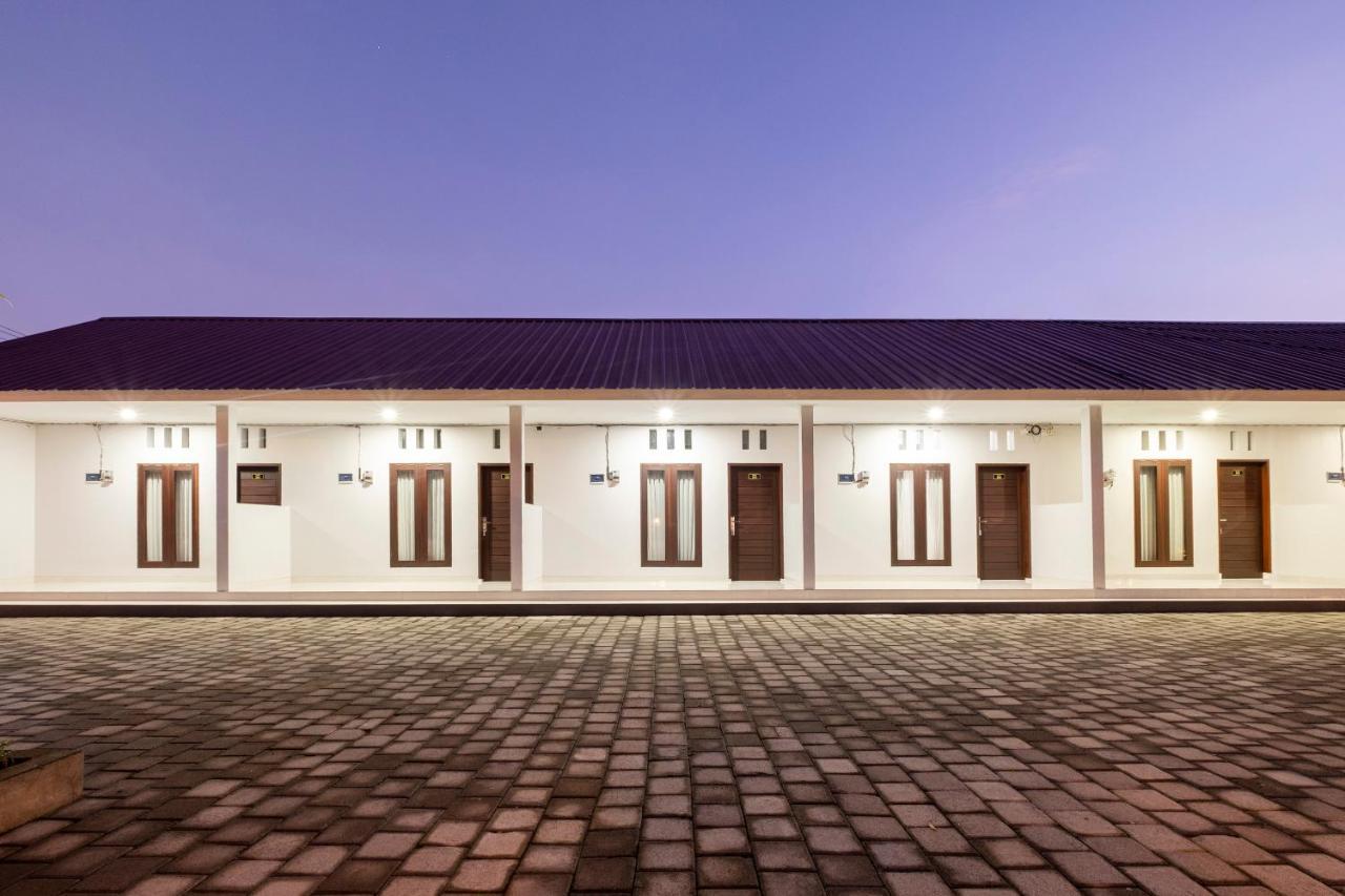 Oyo 3716 Dijobi Hotel Sempidi Exterior photo